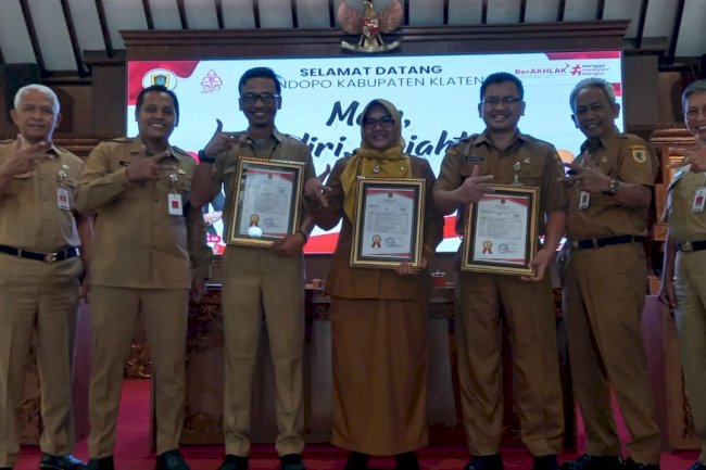 Sekda Klaten Serahkan Hasil Penilaian Kematangan Organisasi Perangkat Daerah Tahun 2023