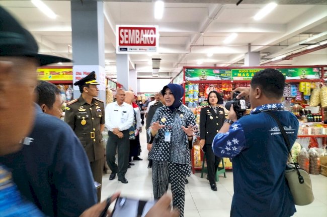 Menjelang Hari Raya NATARU Bupati Klaten Memantau Harga Bahan Pokok  di Pasar Gedhe Klaten