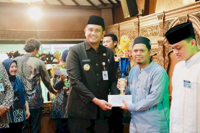 Bupati Klaten Serahkan Piala Kepada Para Pemenang Lomba MTQ Tingkat Kabupaten Klaten ke-XXXI